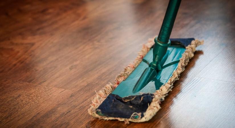 Tönkreteszi a padlót, ha takarítás közben elköveti ezt a hibát