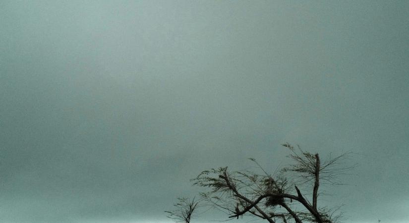 A 130 km/órás őrjöngő szélroham csak a port kavarta az ország másik felén, semmi nem lett az esőből