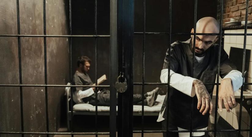 Halálra kínozták zárkatársukat – örök börtön a jussuk