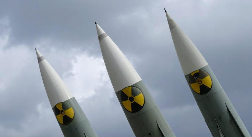 Mintegy tízezer bevethető atomfegyver van a világon