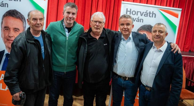 Telt ház Decsen: kemény politikai üzenetek hangzottak el a Faluházban