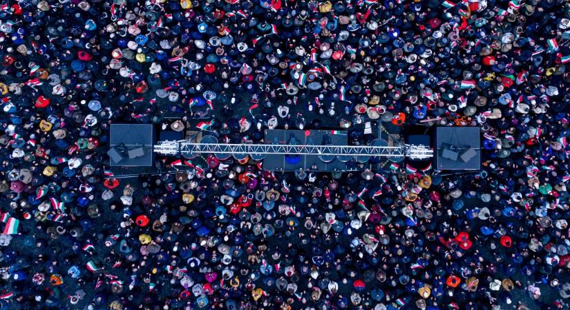 Lehengerlő drónfotó: megmozdulni sem lehetett a megtelt Óvárosi téren