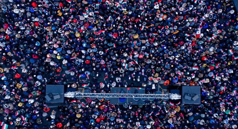 Döbbenetes drón képek – Szédületes tömeg gyűlt össze Veszprémben