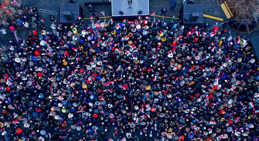 Fantasztikus felvétel: egy tűt sem lehet leejteni, akkora embertömeg gyűlt össze Orbán Viktor miatt Veszprémben