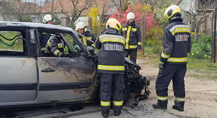 Menet közben kezdett füstölni a nemrég vásárolt autó, teljesen kiéget a jármű  fotó, videó