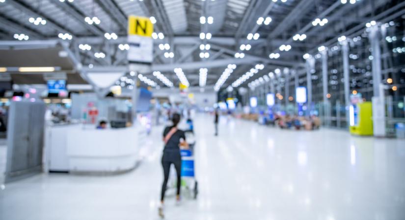 Elszálltak a nemzetközi repülőjegyárak: egyes útvonalakon 560%-os drágulást mértek márciusban