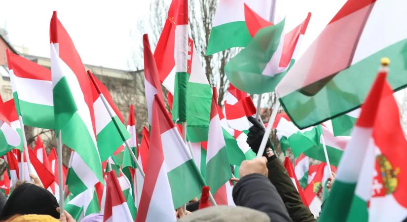 Zászlók borították be az Óváros teret: lenyűgöző fotók a veszprémi országjárásról!