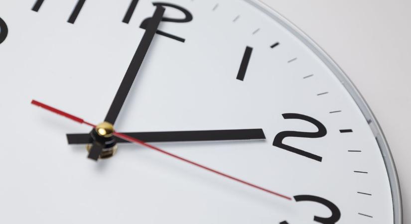 Idén hamarabb lesz óraátállítás: ekkor kell átállítani az órákat, erre mindenkinek figyelnie kell