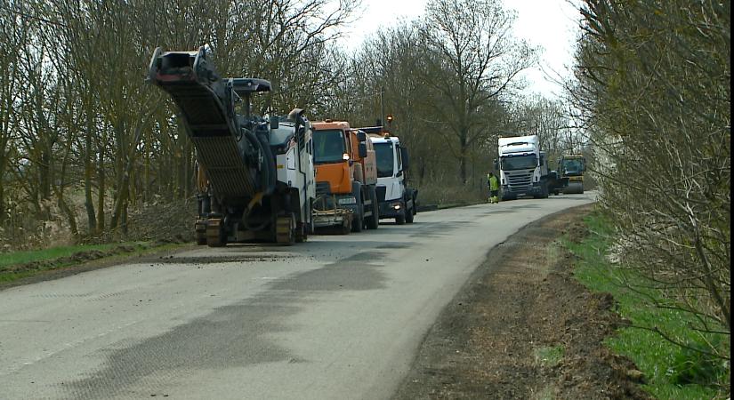 Mezőhegyes irányába útfelújítás, közben Vásárhelyen bitumenhiány miatt áll a kátyúzás