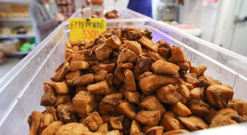 Nincs már zsíros disznó, egyre kevesebb készül a magyarok kedvenc ropogtatnivalójából