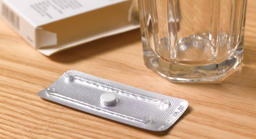 Lelkiismereti okokra hivatkozva nem tartja ezt a gyógyszert a dunakeszi patika: tiltakoznak a nőjogi szervezetek