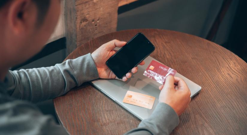 Óriási bejelentést tett az egyik legnagyobb hazai bank: végleg elfelejthetik a jelszavakat az ügyfelek