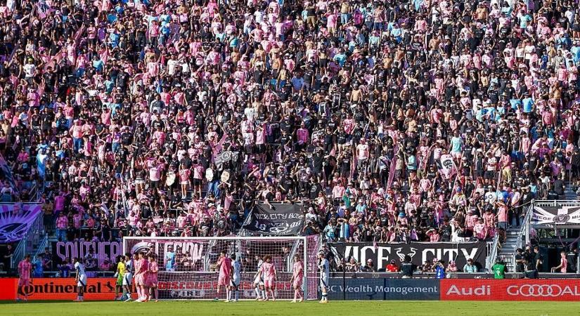 Sporttörténeti ritkaság: Messi az első aktív játékos, akiről lelátószektort neveztek el