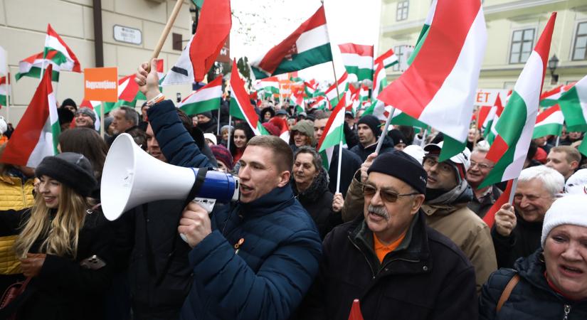 Orbán Viktor fáradhatatlan – már gyülekezik a tömeg a kormányfő győri beszédére