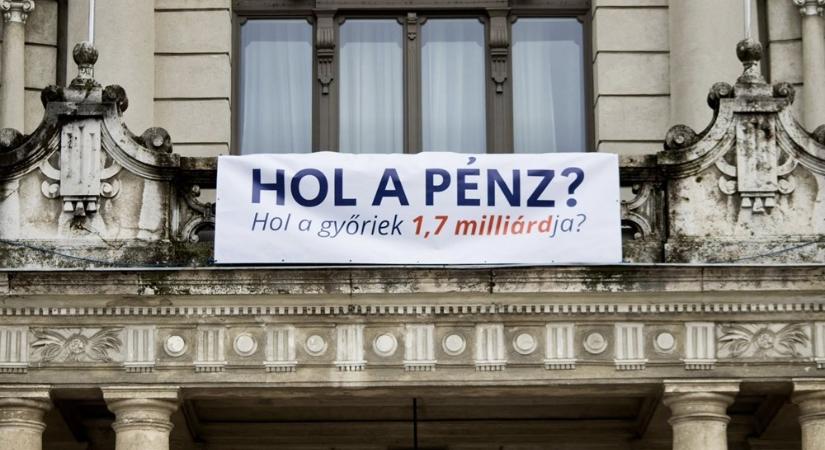 A városházáta kifeszített molnióval várja Pintér Bence Orbán Viktort Győrbe, a felirat annyi: Hol a pénz? Hol a győriek 1,7 milliárdja?