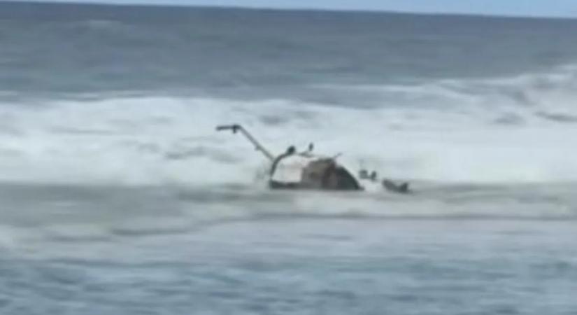Tragikus helikopterbaleset: tengerpartnál csapódott vízbe az utasokkal teli gép