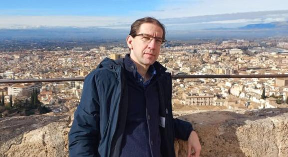 „A gyerekirodalom egy csoda” – Lapis József kritikus tabukról, határokról és közös olvasásról