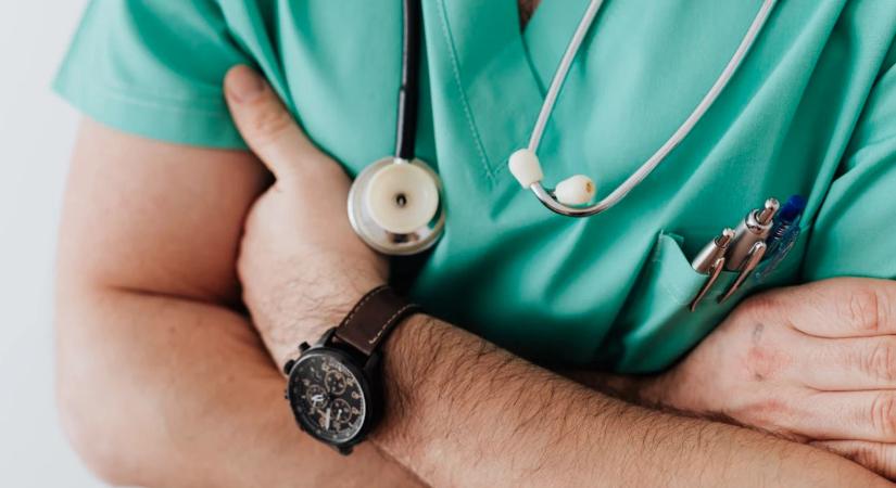 Orvostechnikai eszközt adományozott a Péterfy Sándor utcai Kórháznak a Porsche Hungaria Kft.