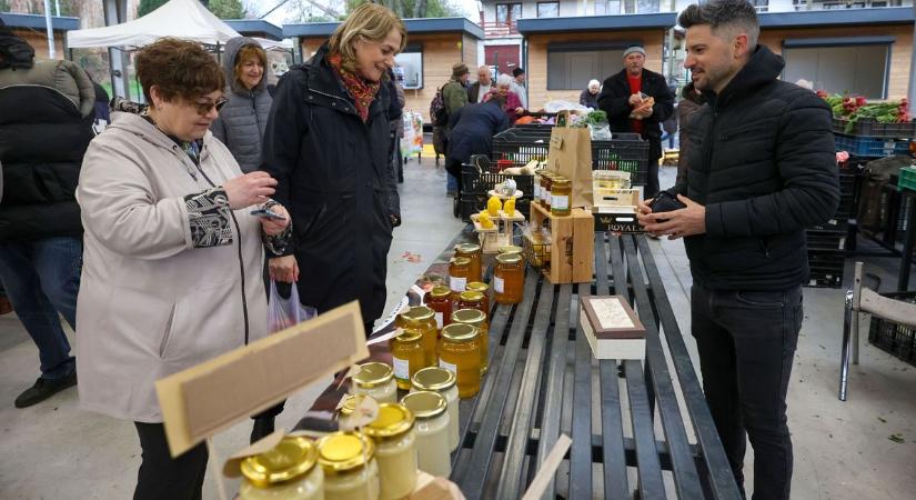 Esőben is ragyog a megújult bonyhádi piac: 200 éves hagyomány kapott modern köntöst