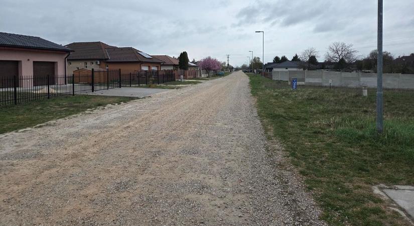 Vége a várakozásnak: aszfaltutat és modern vízelvezetést kap Komárom egyik leghosszabb utcája