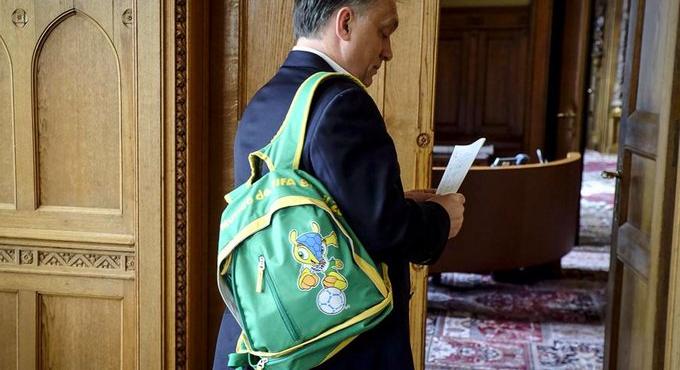 Az ellenzéki videós komplett bohócot csinált Orbánékból