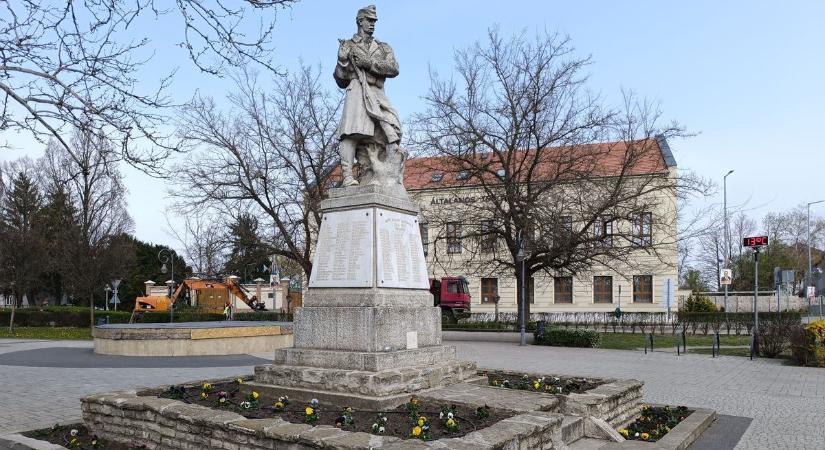 Kiderült, ki sértette meg a hősök emlékét Apátiban, jogi eljárás indult