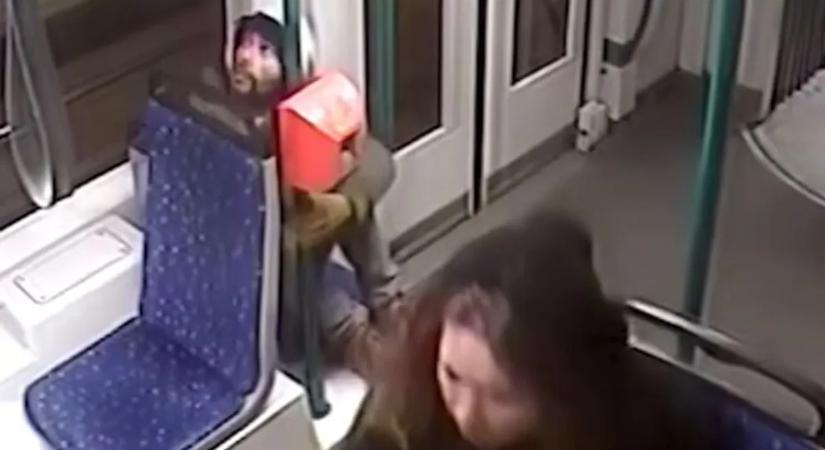 Videón, amint kifosztanak egy alvó nőt a 6-os villamoson – segítsen megtalálni az elkövetőket!