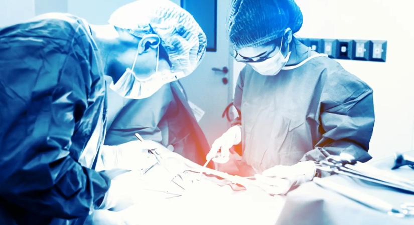 Vádemelés megvesztegetett boncmesterek ellen: temetkezési vállalkozóktól fogadtak el kenőpénzt