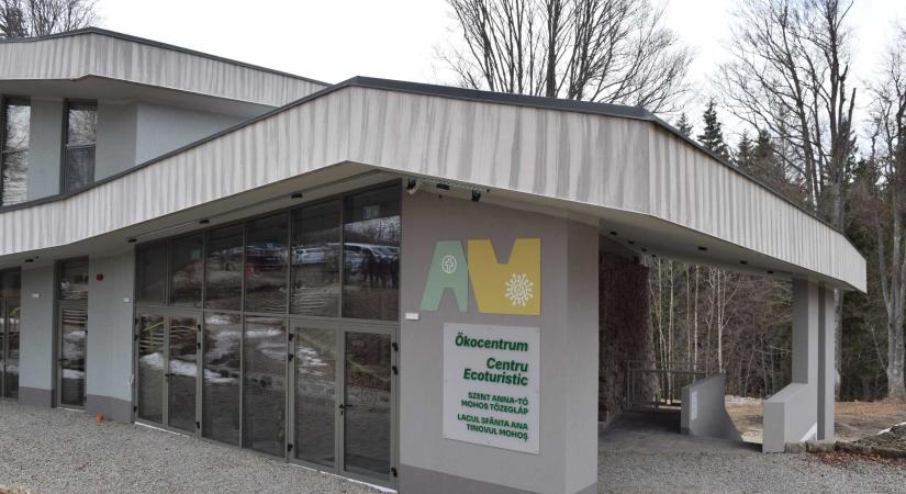 Korszerű látogatóközpontot adtak át a Szent Anna-tónál