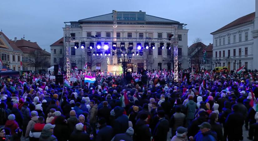 Lélegzetelállító tömeg Győrben - Megtelt a tér!