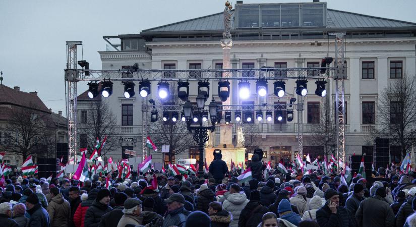 Orbán Viktor beszédére várva gyülekeznek Győrben