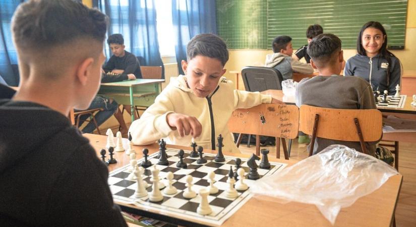 Mattot kaphat a hátrányos helyzet a hevesi községben, csak ámulnak a roma diákok tanárai – fotókkal