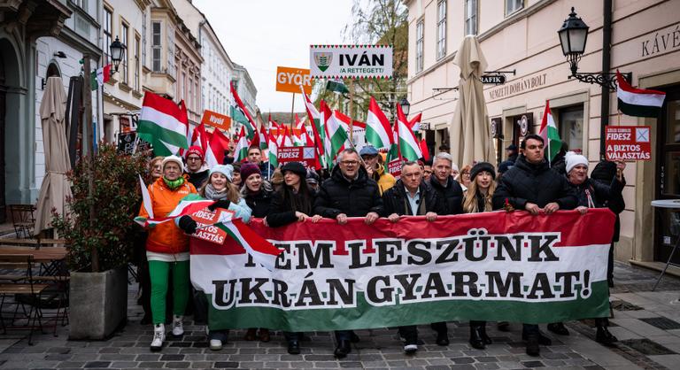 Mindenki arra kíváncsi, hogy mi történhet Orbán Viktor győri fórumán, elkezdődött az esemény