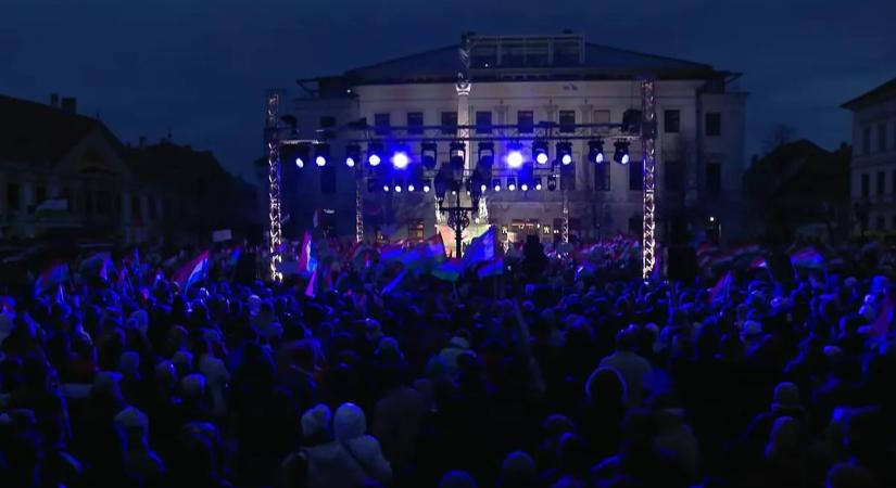 Te jó ég, mi történik itt? Megállás nélkül gyűlik a tömeg Győrben, mindenki Orbán Viktorra vár