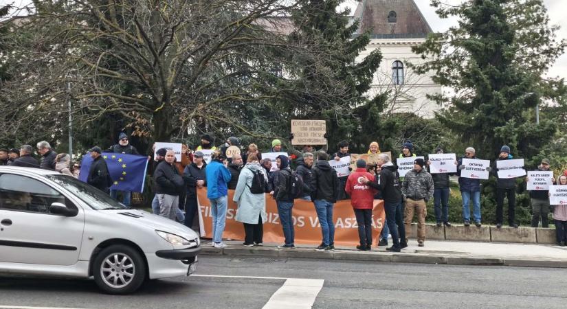 aHang: 60 verőembert küldtek az Orbán ellen tüntetőkre Veszprémben