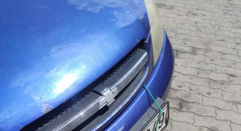 Ahogy ez a magyar rendszám felkerült az autóra, annál kókányabb megoldást ritkán látni