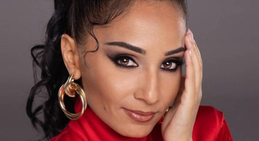 Nótár Mary színpompás estélyiben koncertezett: ragyogott, mint egy királynő