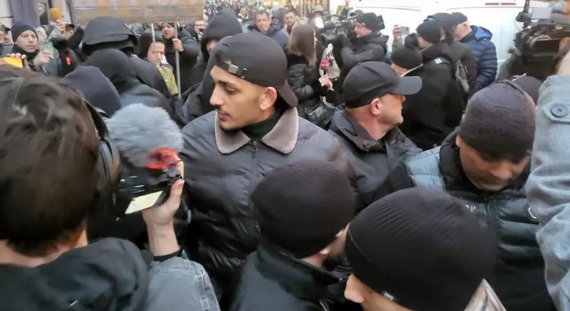Orbán győri rendezvényén fekete kabátosok lökdösődtek az ellentüntetőkkel