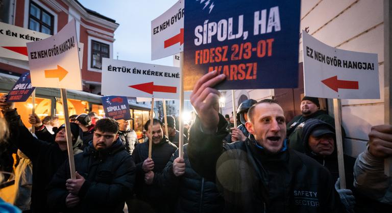 Pattanásig feszült a hangulat Győrben, ezt üvöltik a fideszesek felé: Hol a wc-kefe cigányok?