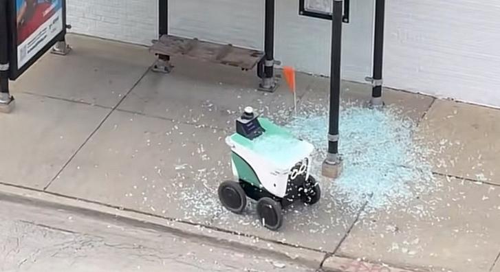 Bedühödött a robotfutár, a buszmegálló üvegfala bánta