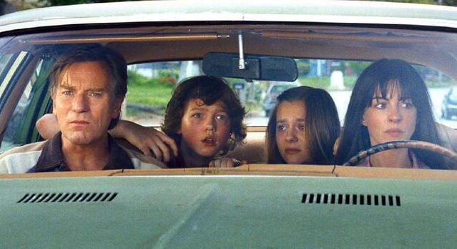 Anne Hathaway és Ewan McGregor dinók elől fut a The End of Oak Street előzetesében