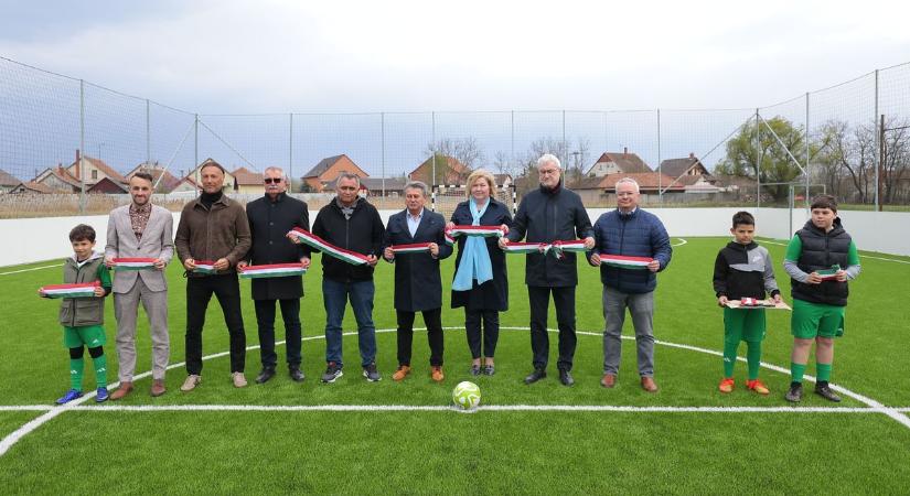 Igazi összefogás eredménye: így kapott a Konyári SE focipályát Derecskén – fotókkal, videóval!