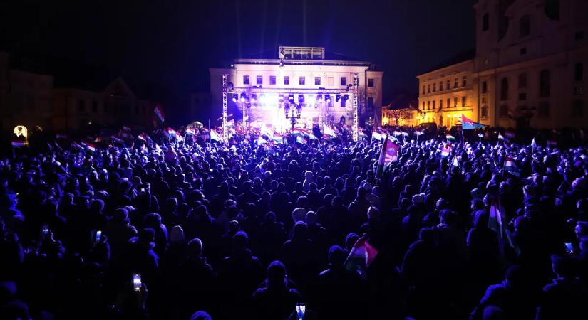 Ennyi ember egyszerűen már nincs is: felfoghatatlan tömeg skandálta a „Viktort, Viktort” Győrben