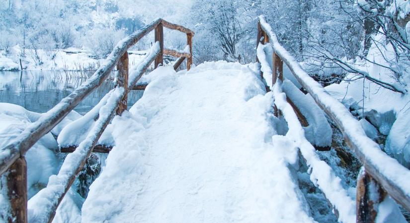 Brutális havazás a Plitvicei-tavaknál: 1 méteres a hó és még mindig esik  Elképesztő fotók