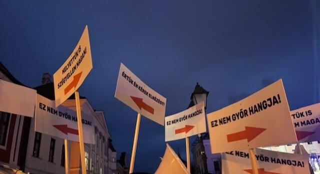 Fekete sorfal, lökdösődés Győrben – az ellentüntetők ellen küldtek kormánypárti tüntetőket Orbán fórumán