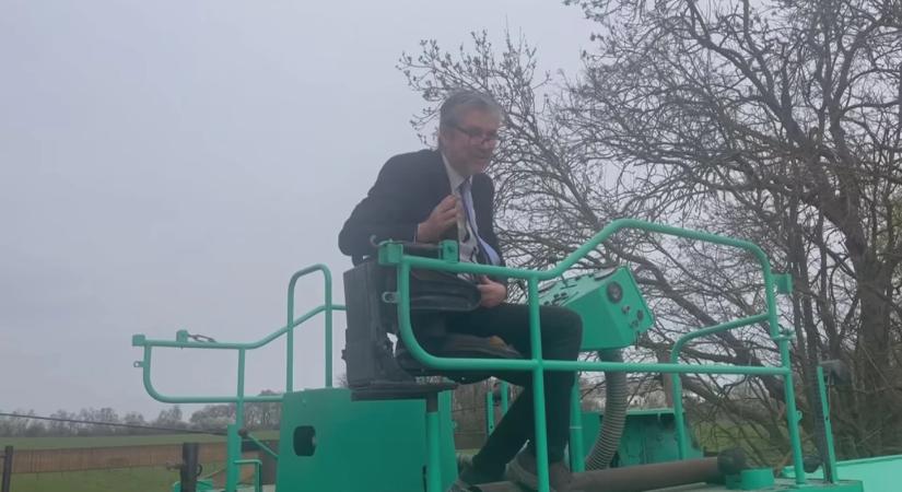 Közpénzből épülhet út Orbán apjának birtokához