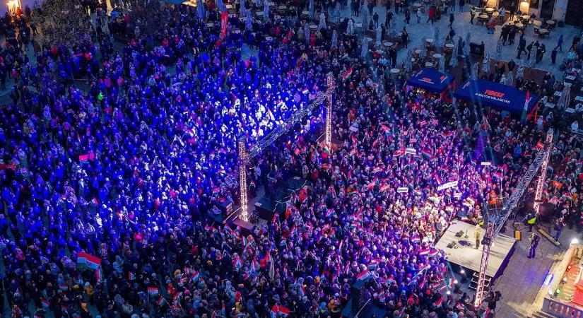 Látványos képeken Orbán Viktor országjárásának győri állomása