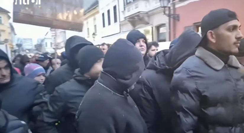 Csuklyás, sapkás beöltözött cigányokat küldtek Orbánék Győrbe