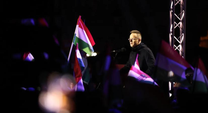 "Húzzatok haza" - piros lapot mutattak fel a győriek az ukrán kémeknek