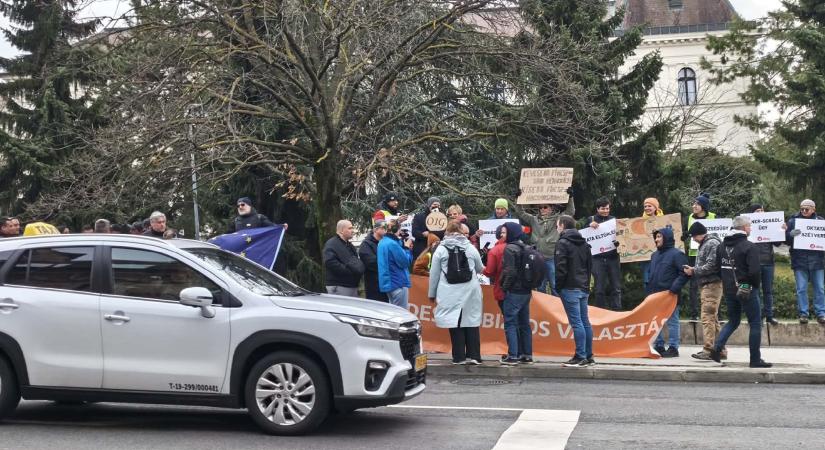 60 verőembert küldtek az Orbán ellen tüntetőkre Veszprémben – állítja az aHang